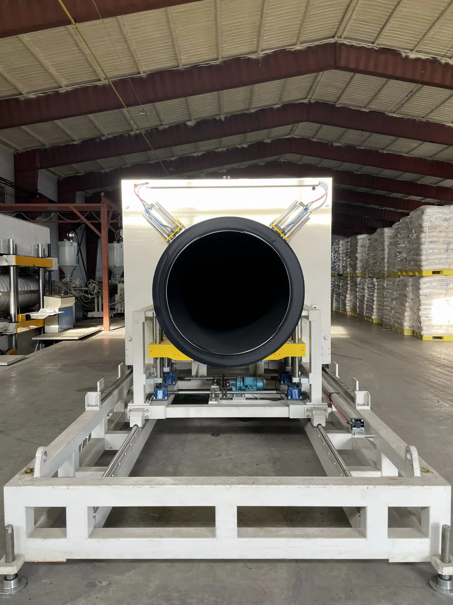 Производство ПНД-трубы большого диаметра в цехе Pipe-Plast — калибровочная станция