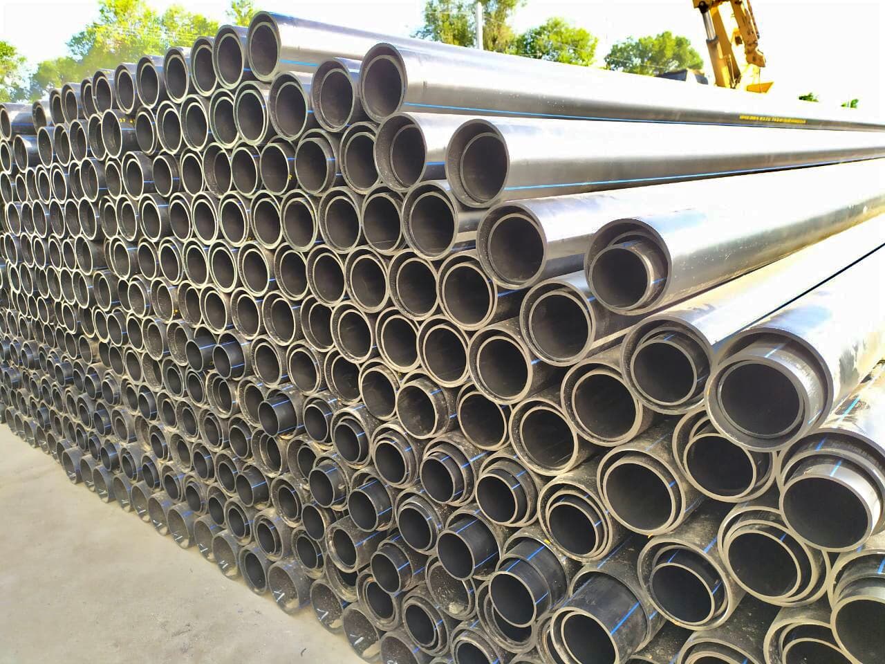 Двор завода Pipe-Plast с полиэтиленовыми трубами большого диаметра